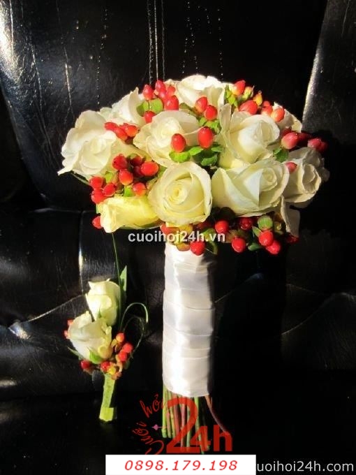 Dịch vụ cưới hỏi 24h trọn vẹn ngày vui chuyên trang trí nhà đám cưới hỏi và nhà hàng tiệc cưới | Hoa hồng trắng với hoa đệm tông màu đỏ